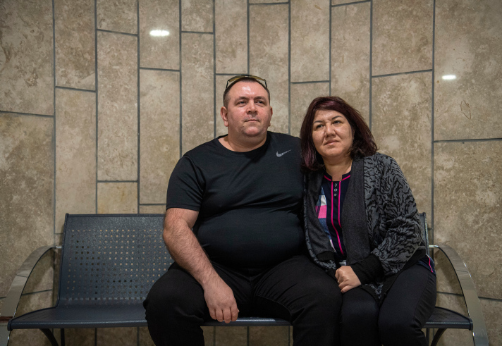 רומן זדורוב ואשתו אולגה בבית המשפט לפני הקראת ההכרעה