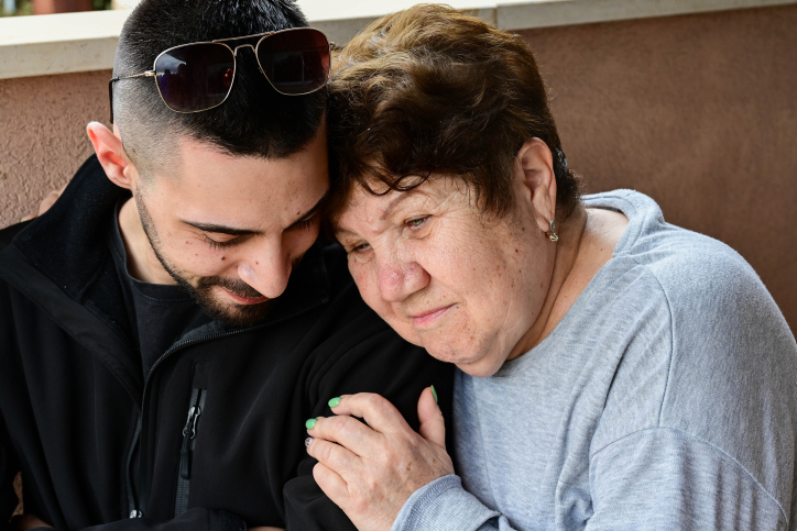 קרובי משפחתו של זדורוב ממתינים בביתו בקצרין לאחר הזיכוי