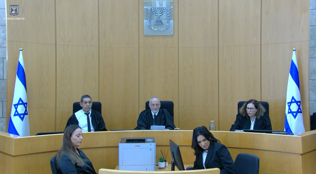 השופטים (מימין לשמאל) תמר נסים-שי, אשר קולה ודני צרפתי בהקראת הכרעת הדין